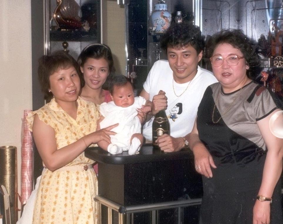 看到翁美玲和汤镇业这张几十年前的合影，瞬间就明白当年翁美玲为何会对他如此倾心。年