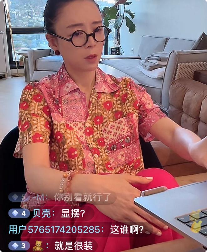 张静初直播打坐43岁素颜状态惊艳，吃素引争议？


演员张静初直播镜头前的她素面