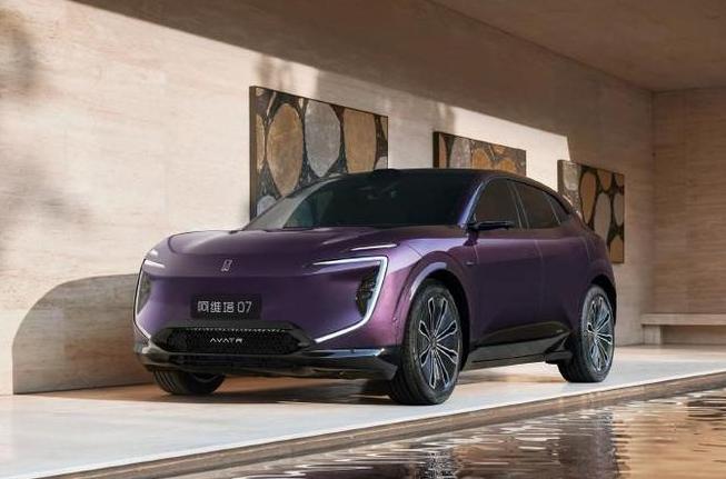 据悉，阿维塔07将于年内上市。外观方面，新车依旧继承家族化设计DNA，应用了AV