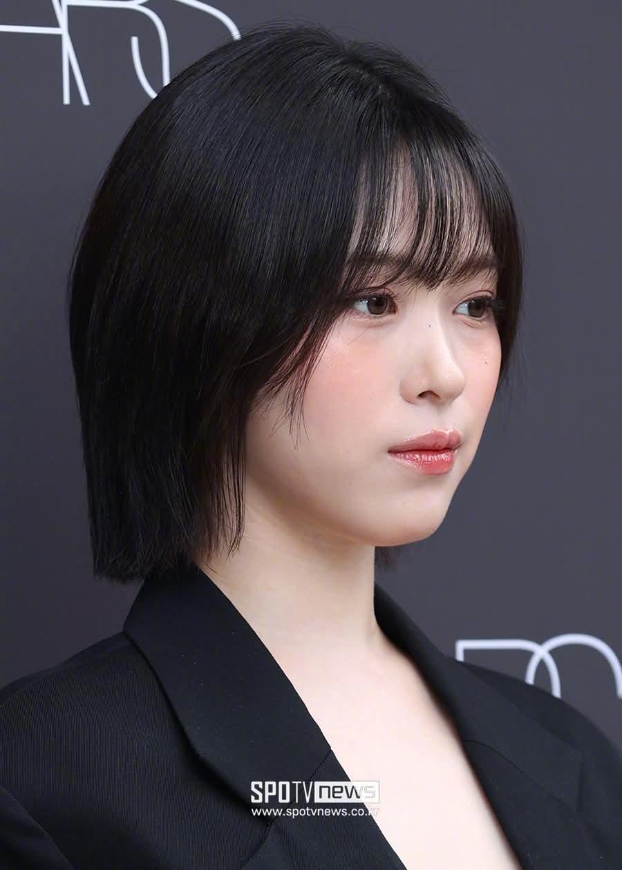 申留真线下活动状态申留真黑西装粉高跟反差感御姐 今日出席活动的申留真一身利落黑西