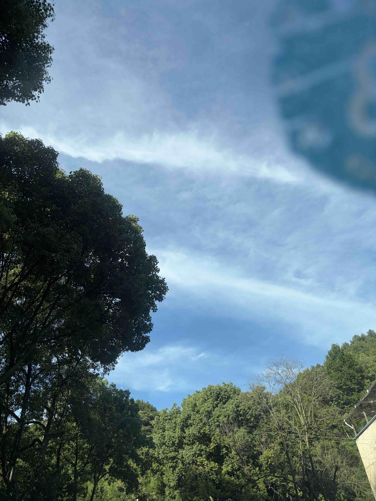 我超爱拍天空，不同季节的天空各有韵味，但我最钟情夏天的。
夏天的天空就像个调皮孩