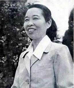 1956年冬的一天，南京上万群众自发涌上街头，三位开国上将和一位省委书记亲自抬棺