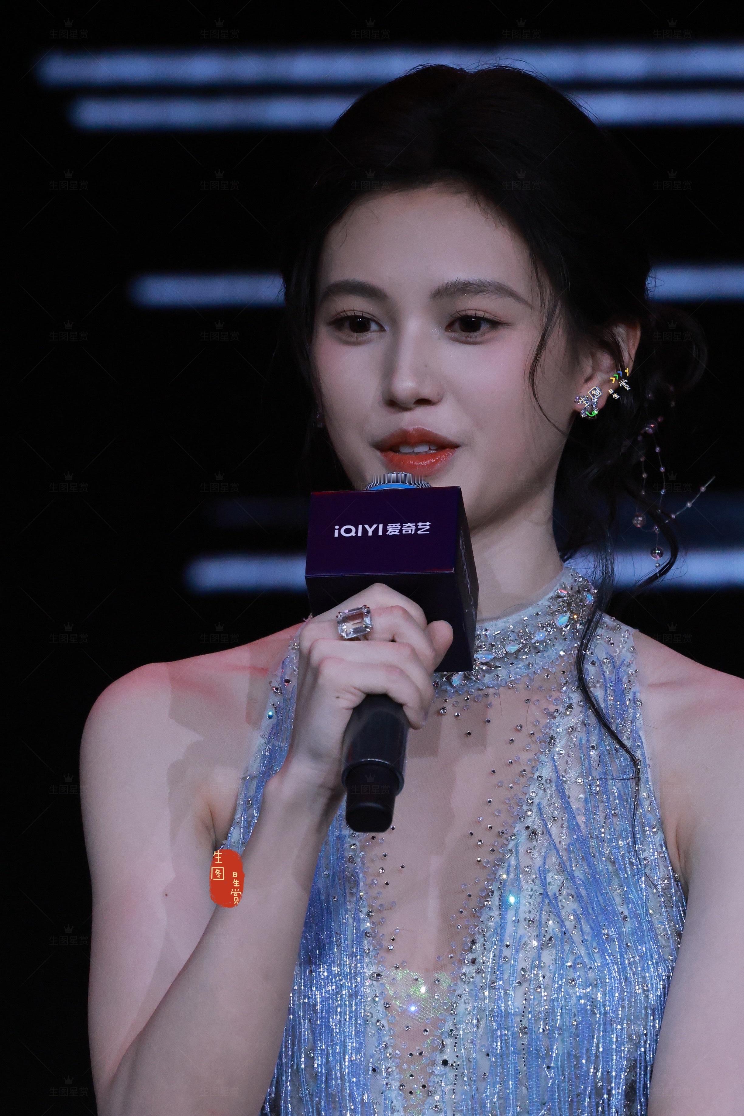 沈羽洁蓝色碎钻礼服，清秀丽质💙2026爱奇艺世界大会沈羽洁季明舒不二之臣