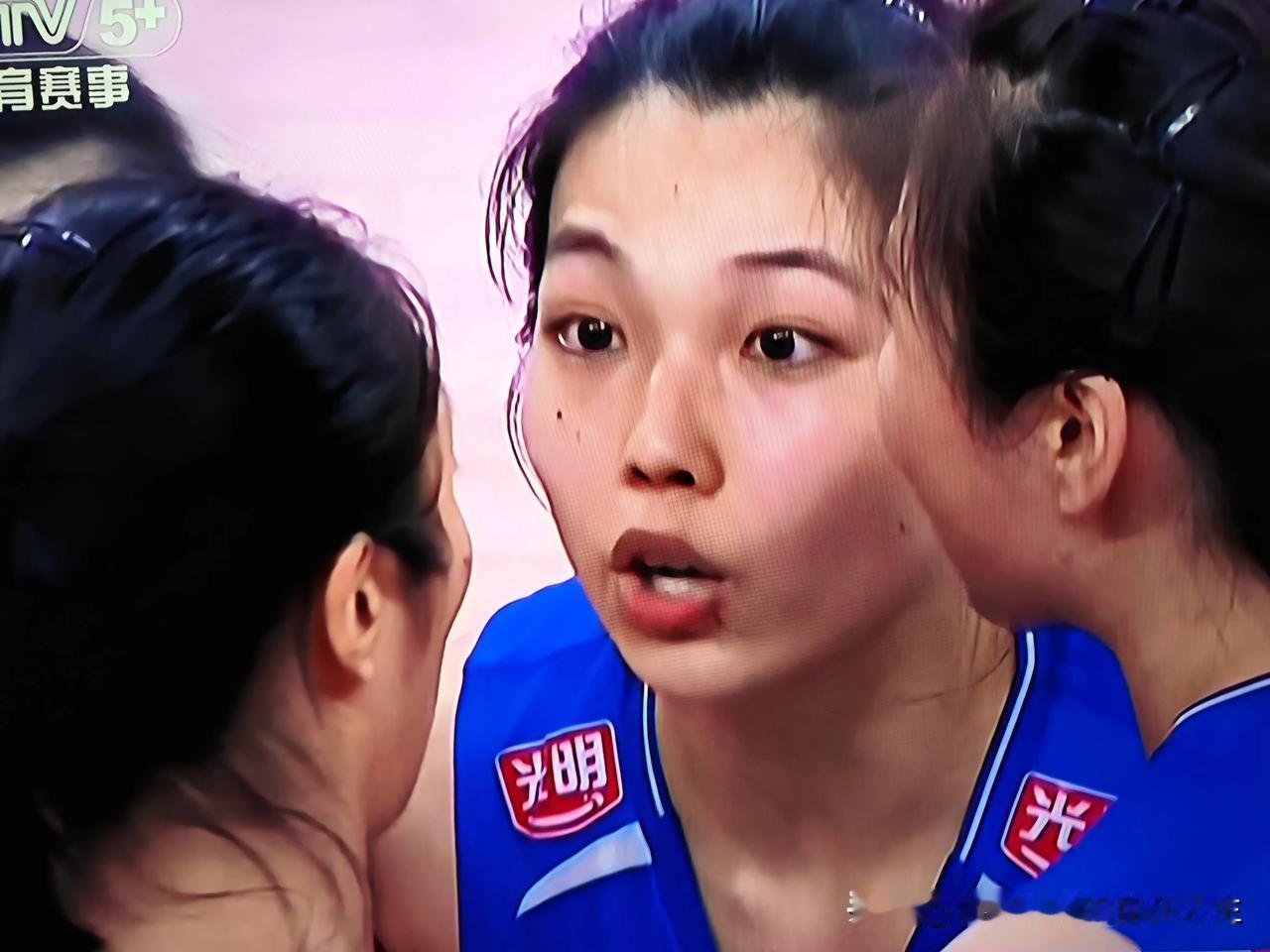 中国女排与土耳其女排的这场比赛，队员们的整体表现还是很不错的，非常值得肯定。
 