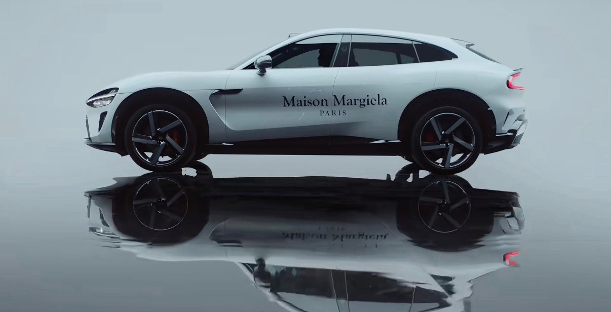 小米跨界联动梅森马吉拉查了一下，梅森马吉拉是个解构主义的个性品牌。小米的联名先从