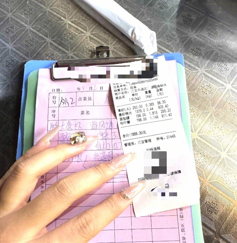 #三亚一海鲜店被曝四道菜近两千#【三亚游客称吃4道海鲜加2个椰子花了1930元！