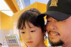 51岁晋松接娃被“无视”？硬汉秒变“女儿奴”超有爱！
家人们，娱乐圈又有新鲜事儿