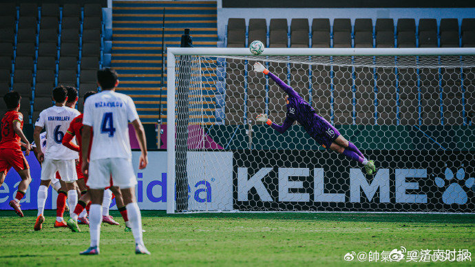 【#李昊晒女友比心照#】#李昊说感恩感谢# 27日，U23国足队员发文总结亚洲杯