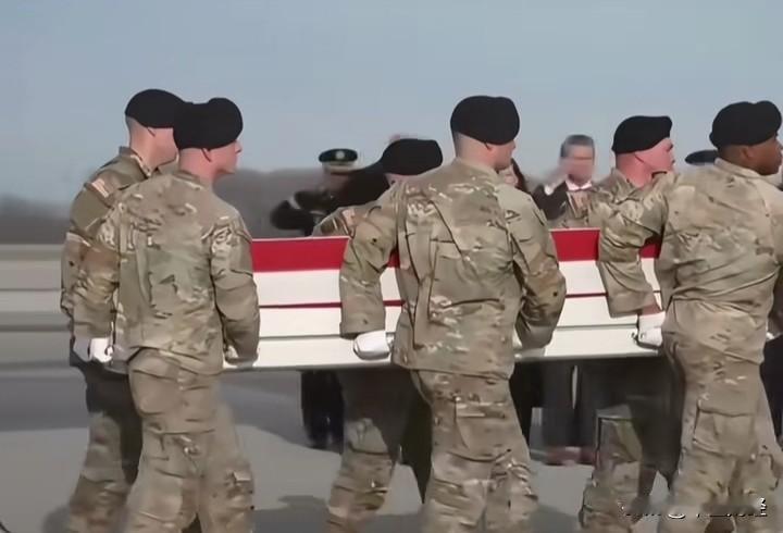 总统亲迎殉国士兵荣归故里，两名士兵在叙利亚战斗中不幸捐躯。国家总统列队致敬，紧接