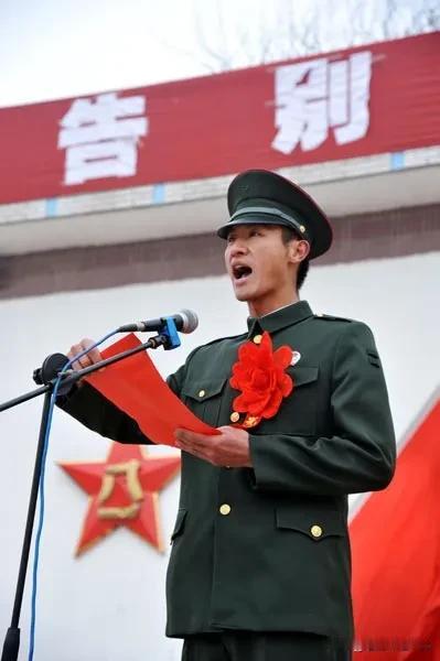 #致敬退伍老兵，一人一句#《致敬退伍老兵》

你们是祖国的守护者，用青春和热血铸