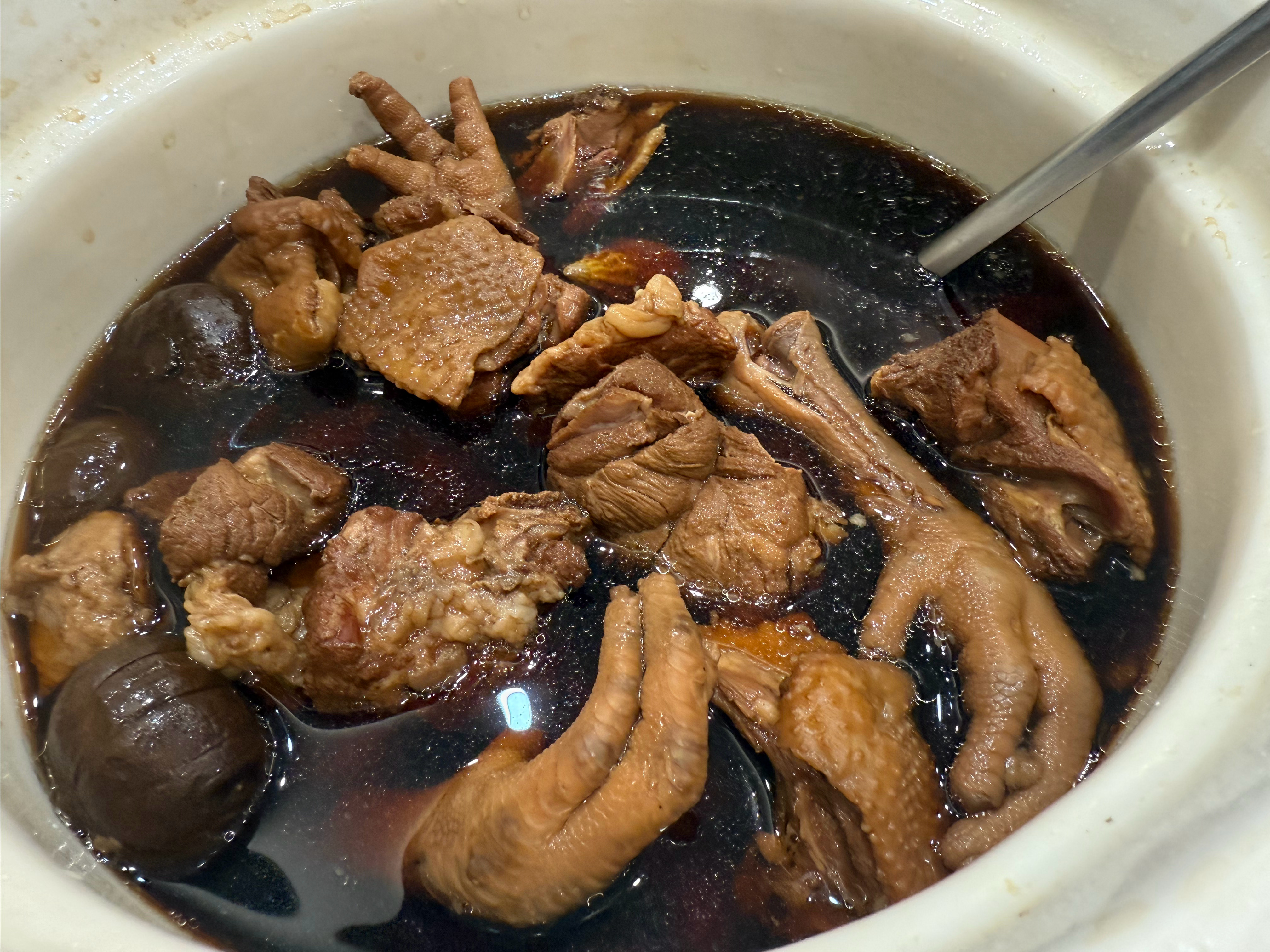 今晚请hugo吃饭，点了一个极品黑蒜汤[笑而不语][笑而不语][笑而不语]应该老