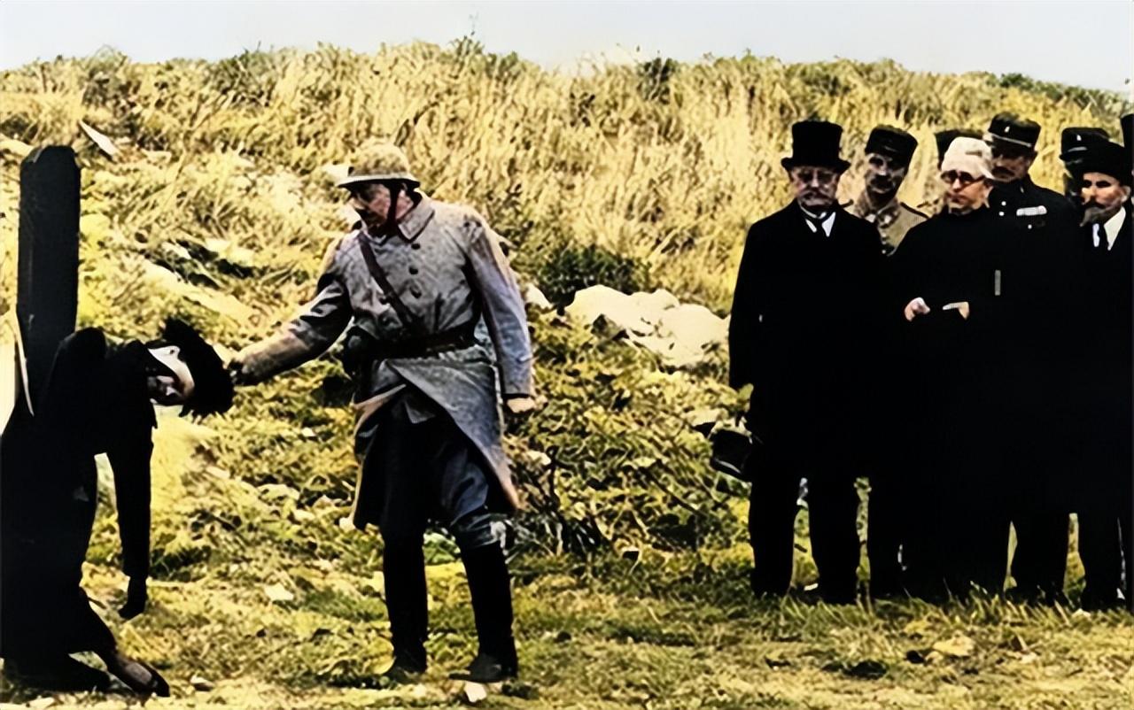 1917年，法国军方正在处决一名女性间谍，这名女间谍，正是历史上著名的荷兰谍海女