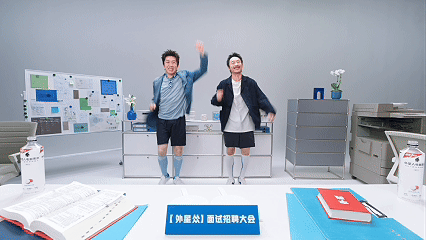 没人能拒绝张兴朝版本的外星人官宣。本以为是个正经官宣，结果一打开全是感情，毫无技
