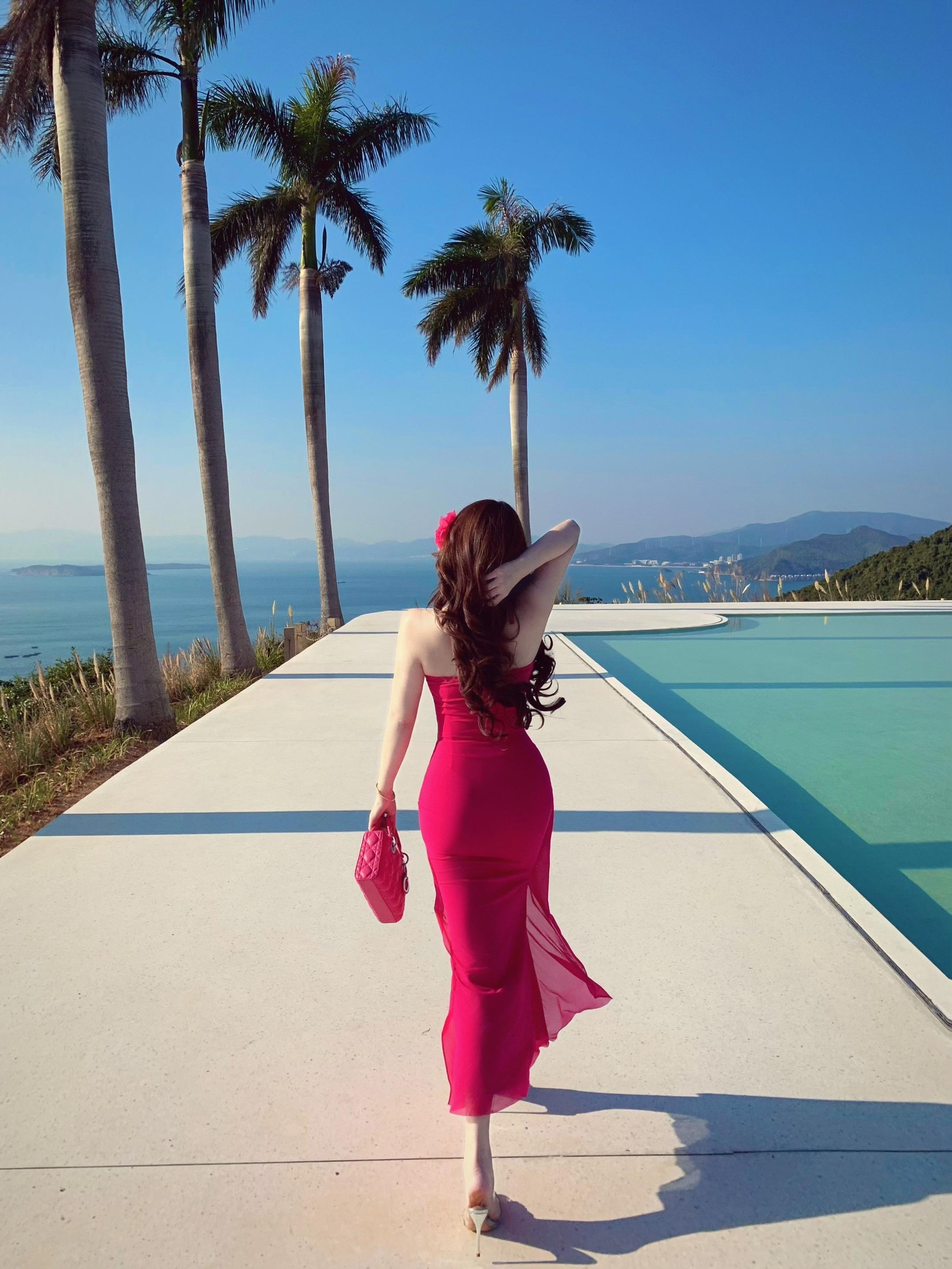 我的少女时代就是出片妹 穿着美丽裙子 打卡难吃还死贵的漂亮饭 赶很远的...