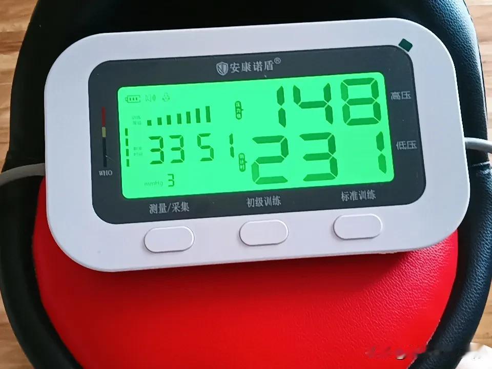 笔者本人常年患有高血压，坚持每晚规律服用降压药，日常血压、心率整体平稳稳定。
 