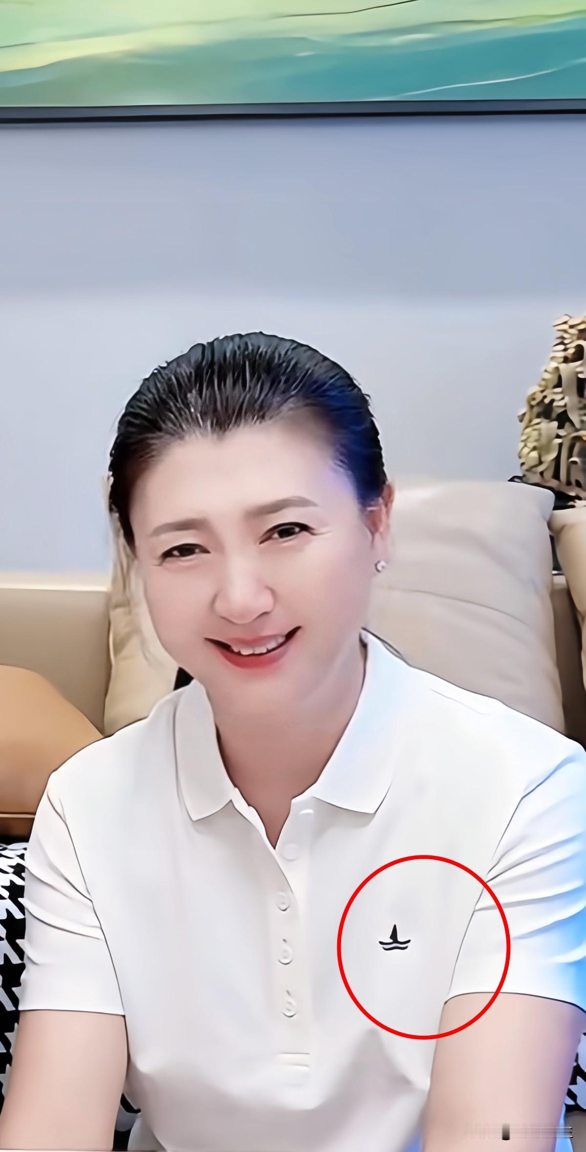 这就叫“光脚的不怕穿鞋的”？
不对，
闫学晶这是穿着金鞋踹咱们的脸呢！

刚看她