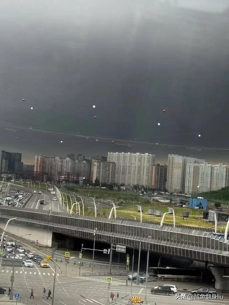 整个莫斯科都在乌无人机的轰炸范围之内，谁还敢说乌克兰必败。乌军这次反击很大胆也很