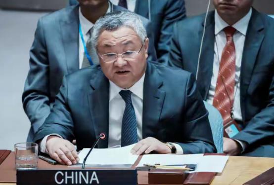 该硬的时候硬起来，才是真正强起来！中国要求美国立即停止对古巴的封锁和施压。
 