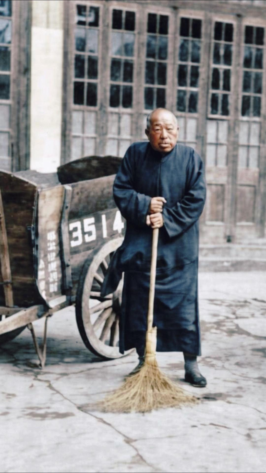 1951年，陈毅要求83岁的黄金荣去扫大街，蒋介石得知这件事情后感叹道：陈毅真厉