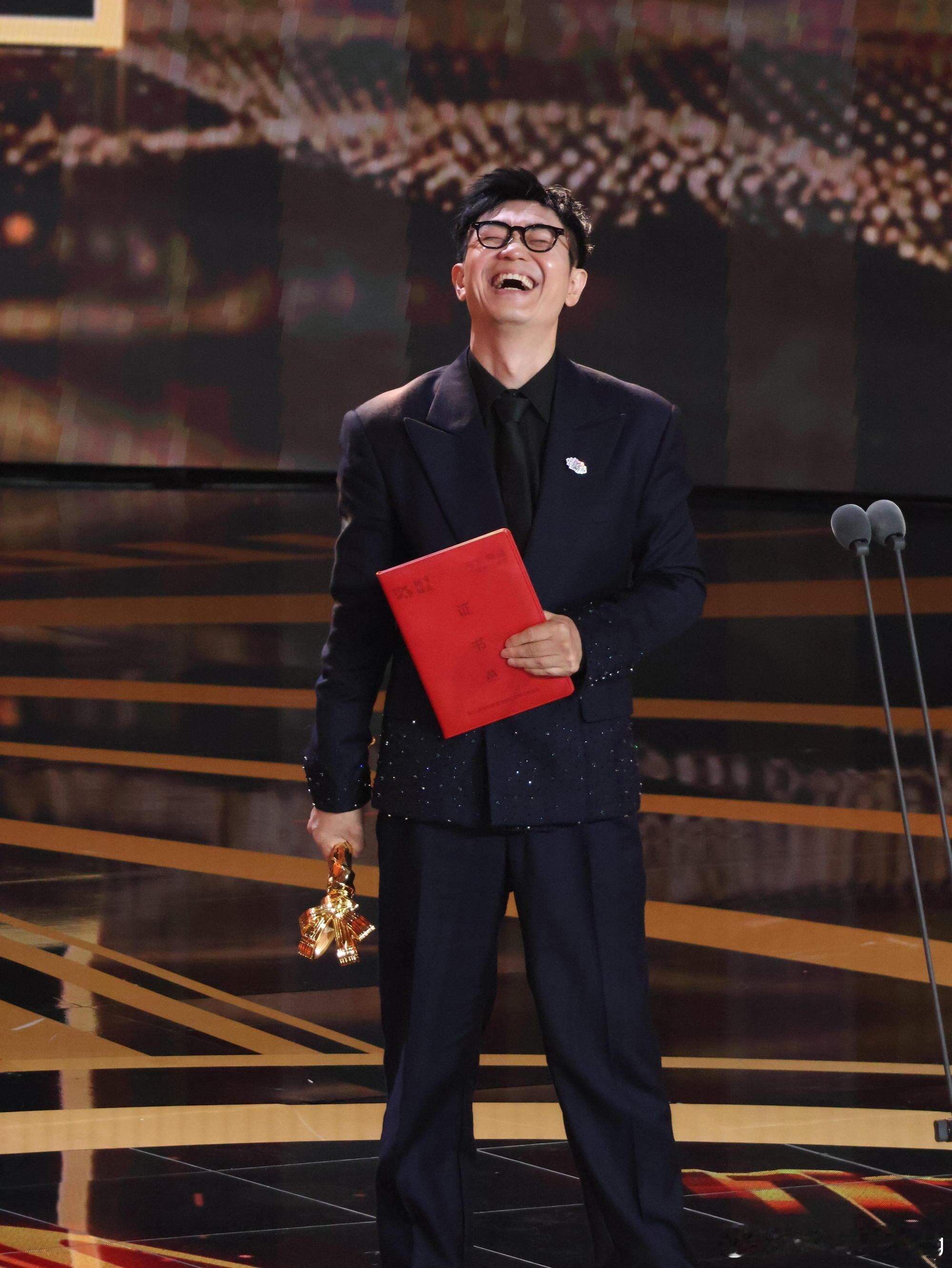 大鹏11年从新人导演成长为最佳导演大鹏获最受传媒关注导演编剧 当年的新人导演如今