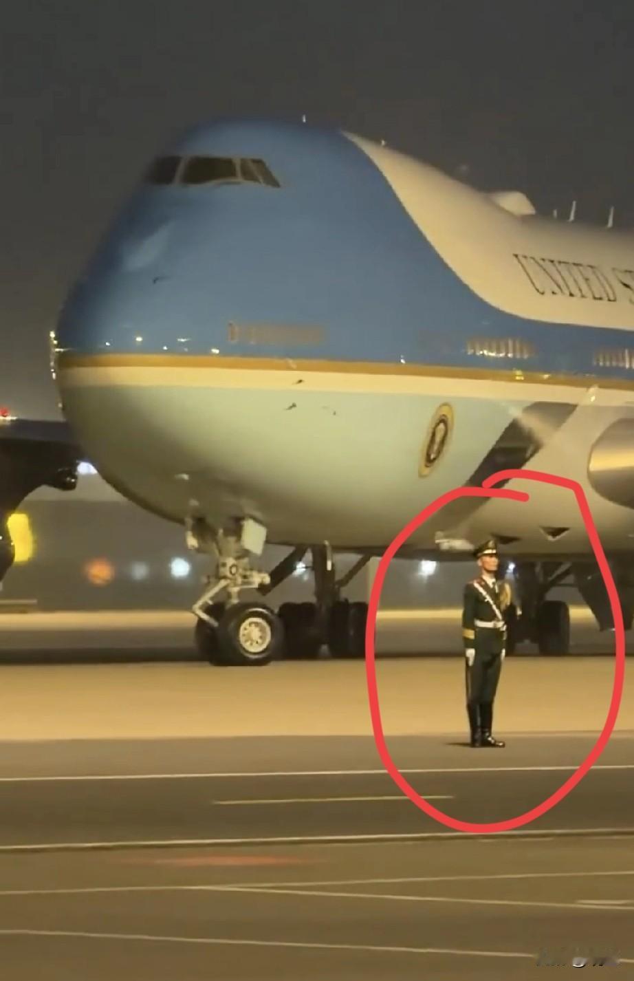  空军一号轰鸣下，仪仗兵站如松，纹丝不动，白宫记者都佩服！

有谁注意到今晚空军