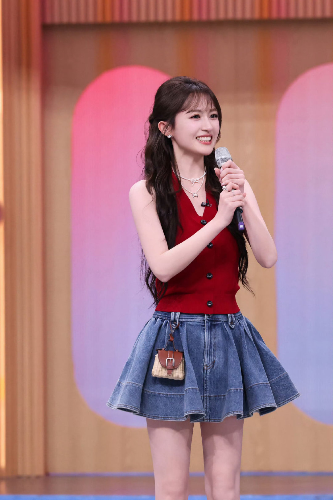 王雅佳元气甜妹来的专注力很强，玩游戏的时候认真又俏皮你好星期六
