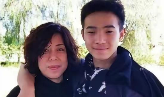 1995年，黑龙江一女子捡到一聋哑男婴，为了抚养他，不惜与丈夫离婚，甚至卖掉房产