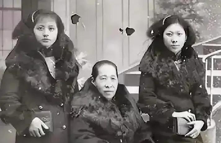 1944年，13岁康素珍被老鸨子吊上桑树，短短几分钟，就被抽得浑身血淋淋，绝食