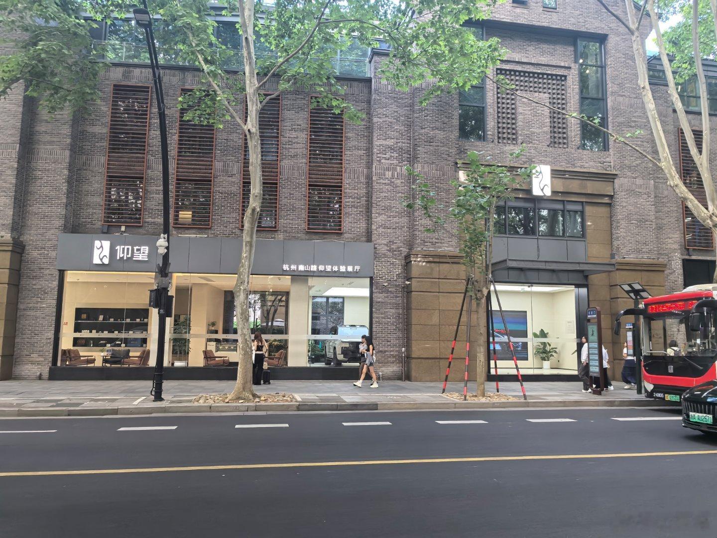 西湖还是有点超前，把各大品牌的高端车4s店都支棱起来，怎么有点香港的味道！仰望门