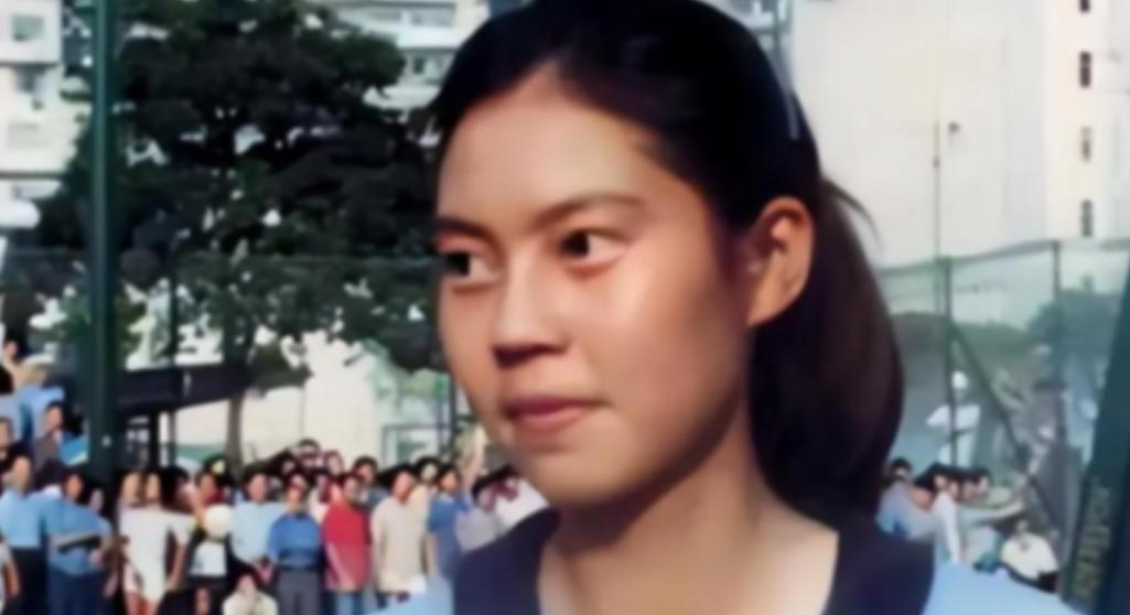 1982年，她在比赛期间背叛了祖国，以“政治避难”为由投向了美国的怀抱，令中国队