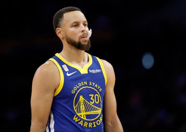 库里谈防守布克：身高上确实会吃亏，我的目标是不被他一步过12月21日讯 NBA常