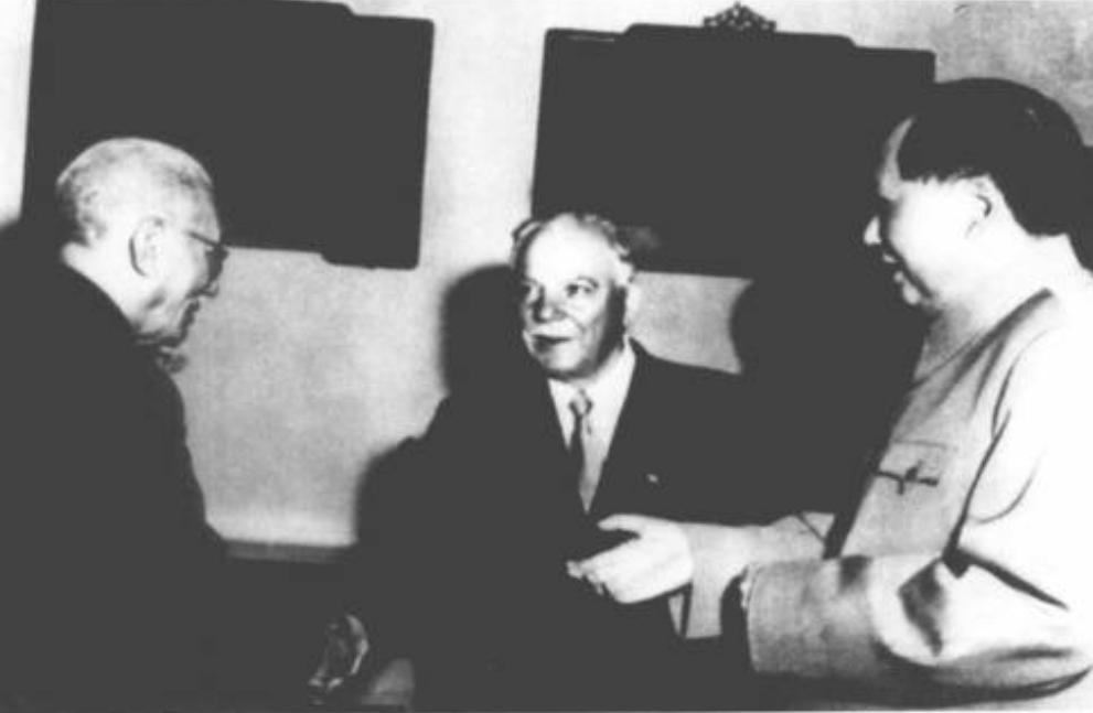 1956年，云南王龙云和毛主席及来访的苏联最高苏维埃主席伏罗希洛夫合影，龙云没有
