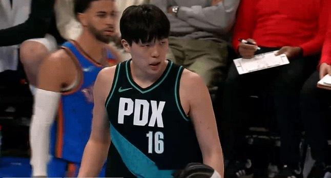 新年第一天，杨瀚森替补出场11分钟，贡献3分5篮板。杨瀚森3分5篮板开拓者vs雷