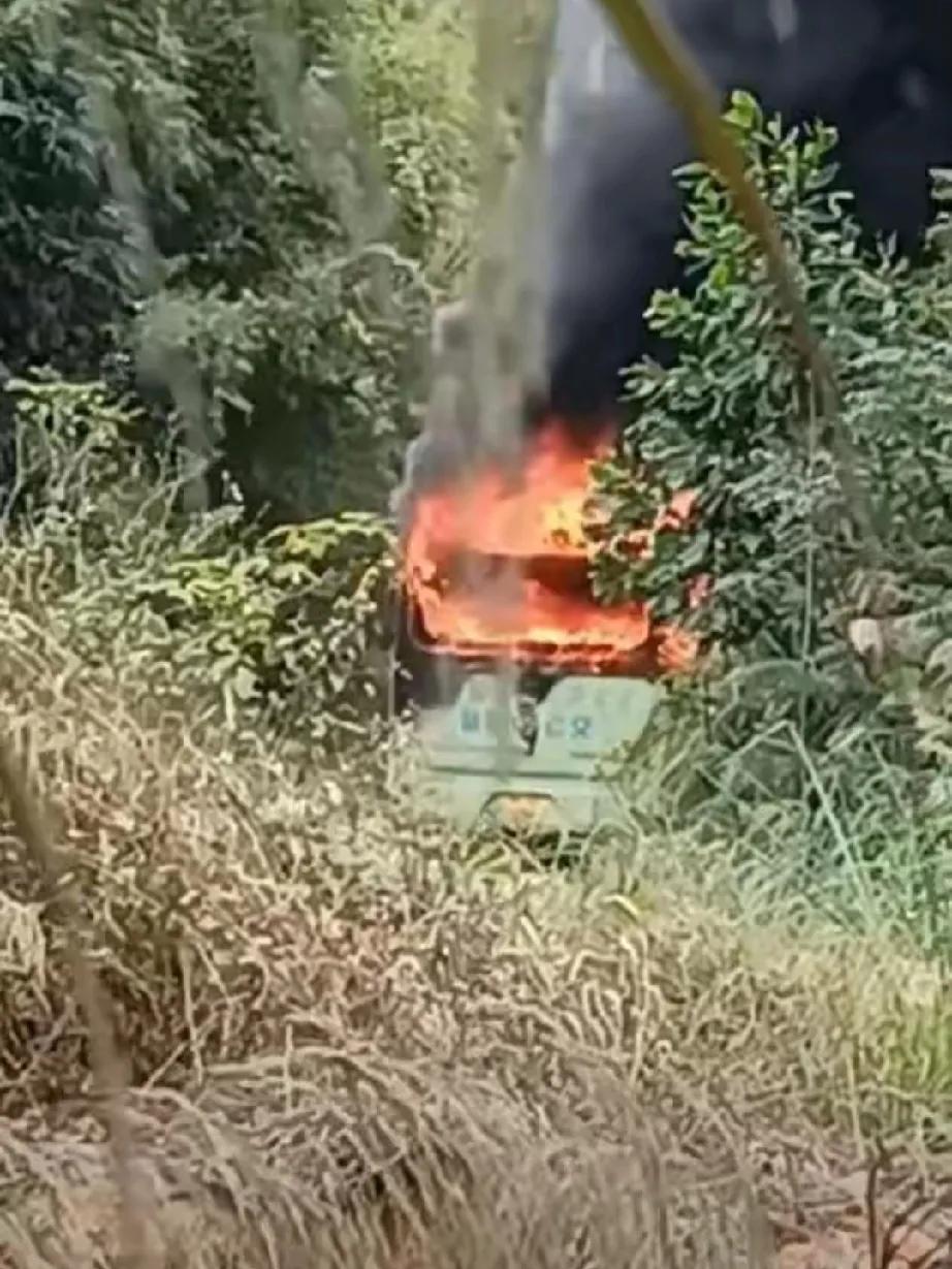 汕尾公交起火：危机中的守护与反思

近日，一则令人揪心的消息从广东省汕尾市陆河县