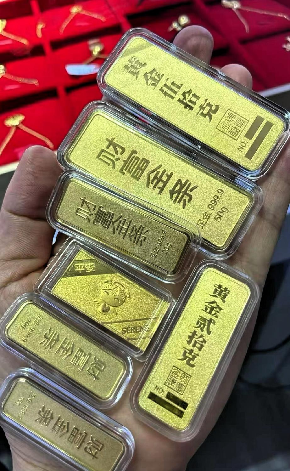 今天的金价，
看得我血压都上升了，
昨天金价904一克，现在已经又跌到了
896