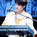 张极桔色绑带造型谁被张极的桔色绑带造型美晕了！高饱和桔色超衬肤色，绑带设计满是巧