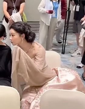 杨紫的手半天没出来杨紫你咋那么萌，手在毯子咕咚半天终于出来结果拍完了哈哈哈 