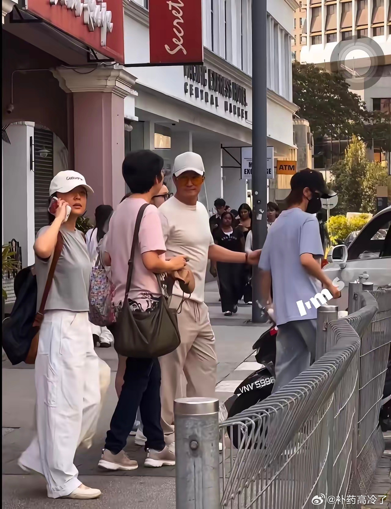 吴京带着妻子去吉隆坡旅行了，吃完饭就上保姆车，他不拍戏胖了不少。 