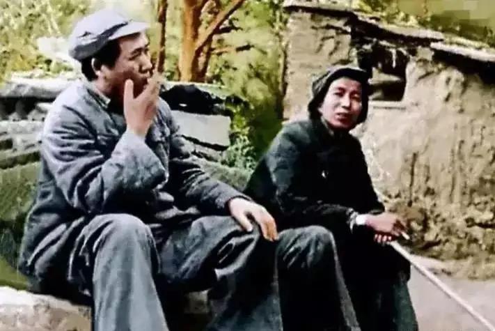 1947年3月31日，离开延安准备转战陕北时，毛泽东本来要让江青带着女儿李讷，随
