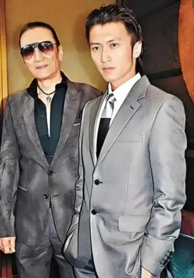 谢霆锋发文官宣父亲谢贤离世，令人万分唏嘘。人称“四哥”的他驰骋影坛七十余载，纵横