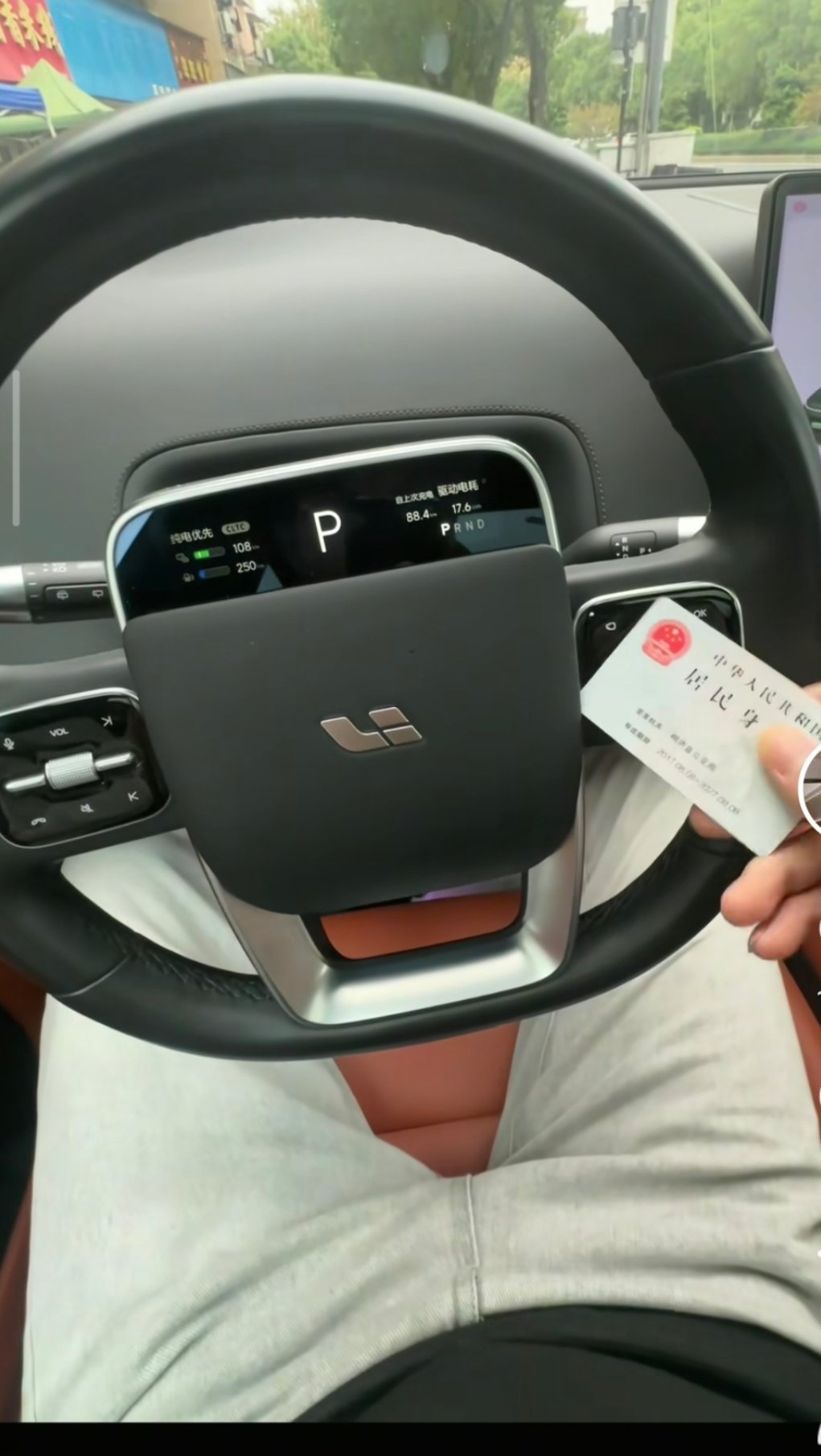 网友发的，闲来无事拿着身份证戳方向盘里面，然后……就没然后了原版原漆无事故hhh