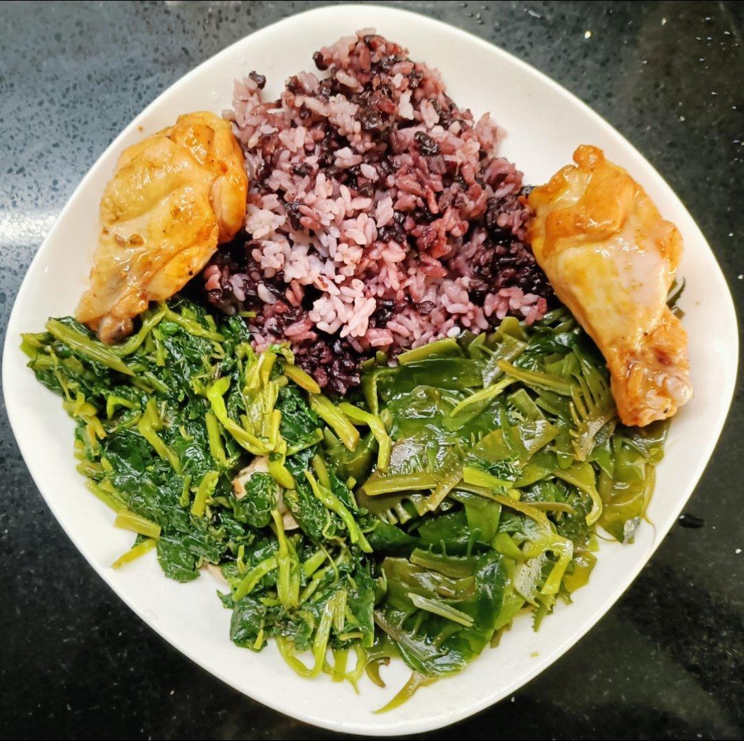 #老年人进补宝典# 我的午餐：紫米大米饭，烤翅根，蒜蓉紫苋菜，素炒裙带嫩芽(睫毛