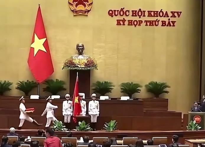 越南南北高铁8天折戟的闹剧其实正是这个国家独特心态的写照。
越南历来以“小中华”