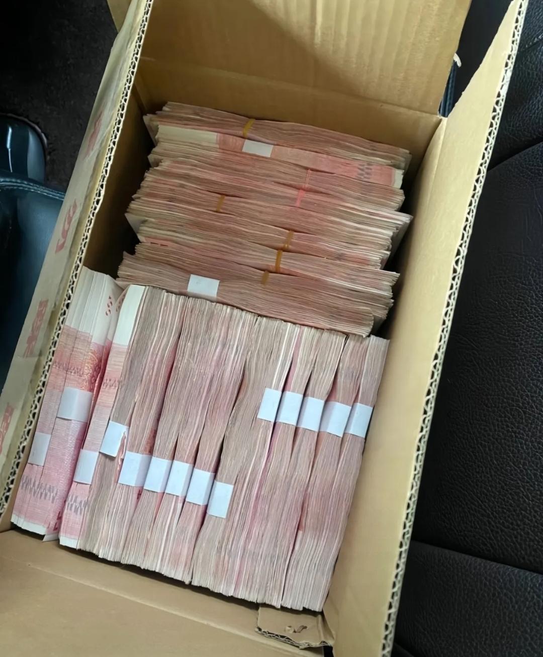 奉劝大家一句，
如果你手里还有钱存银行，
但凡超过20万的存，一定不要再傻呵呵的