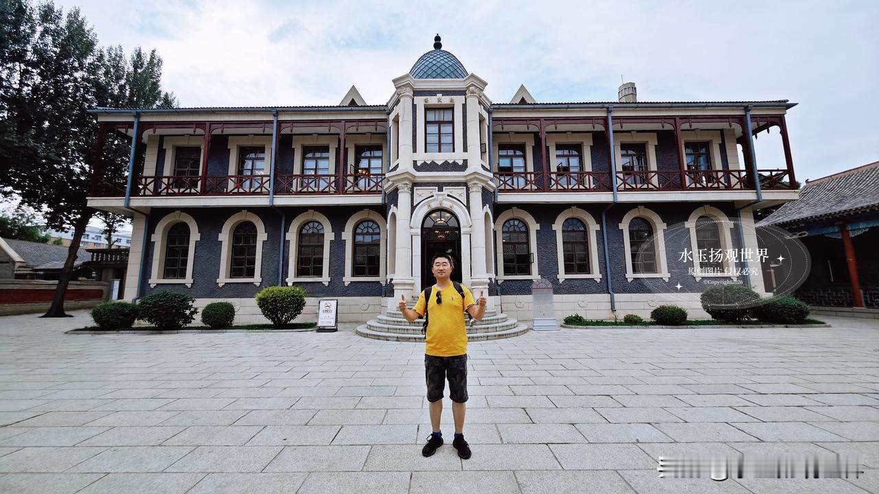 逛伪满皇宫，很多人先直奔缉熙楼看溥仪居所，却常常忽略勤民楼。

说实话，这座二层