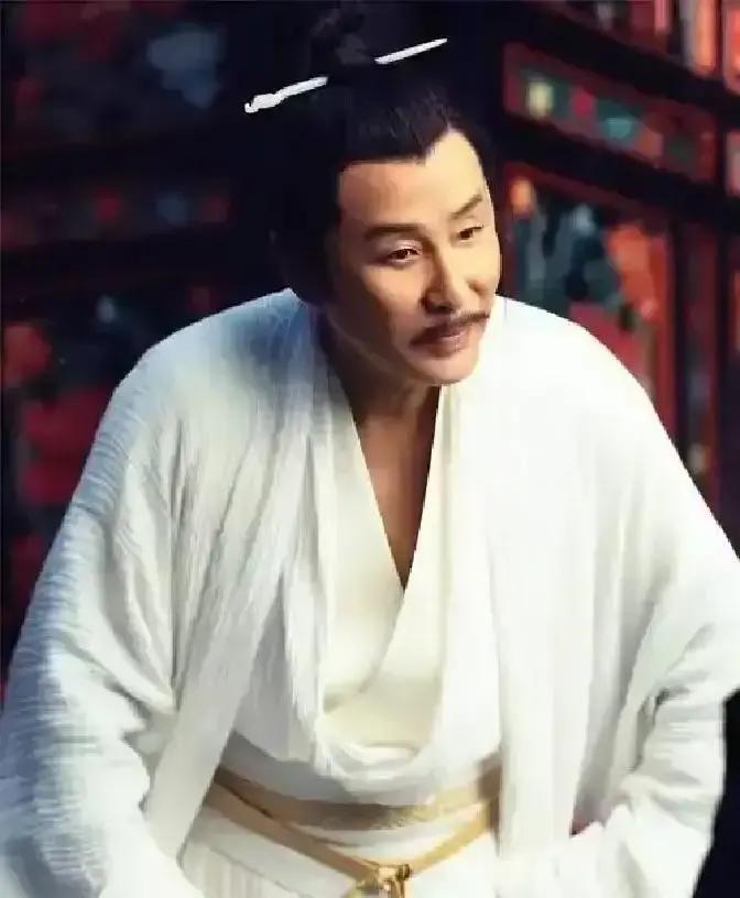 1990年4月22日，《围城》在全国电视机里首播，不久后，陈道明就把一堆视帝奖杯