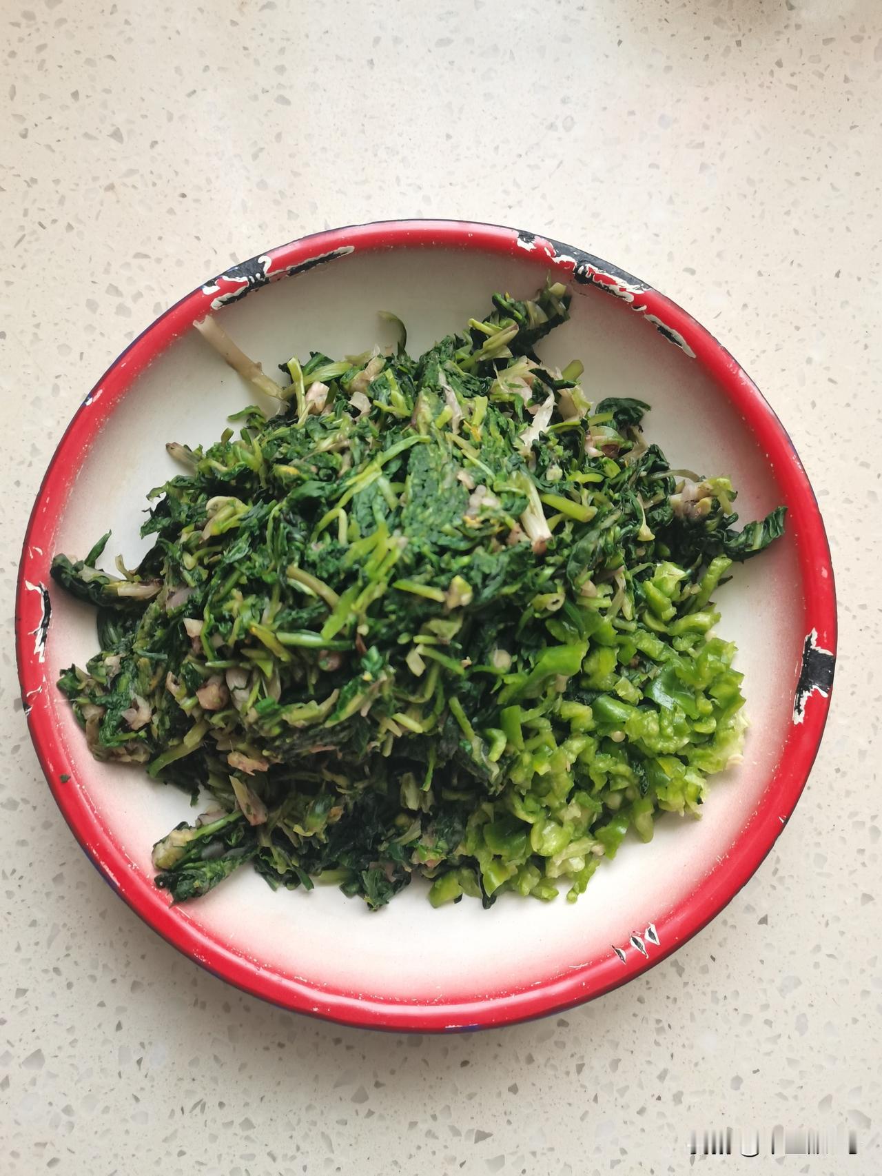 一盘清热解毒的蒲公英。
春日阳光多么好，在树园、渠边，挖新鲜的蒲公英。很容易找的