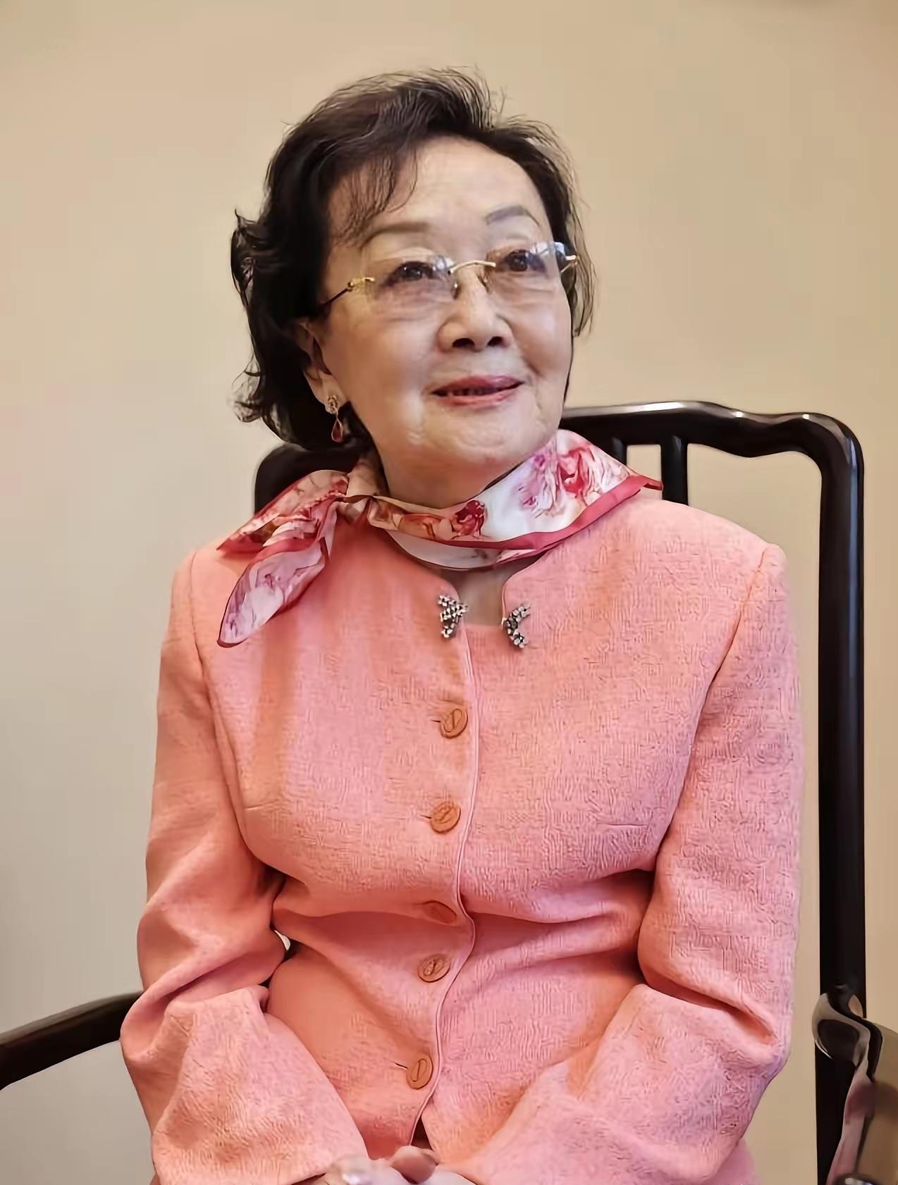 张素久，女，汉族，著名爱国将领张治中将军的女儿。1935年出生于南京，1952年