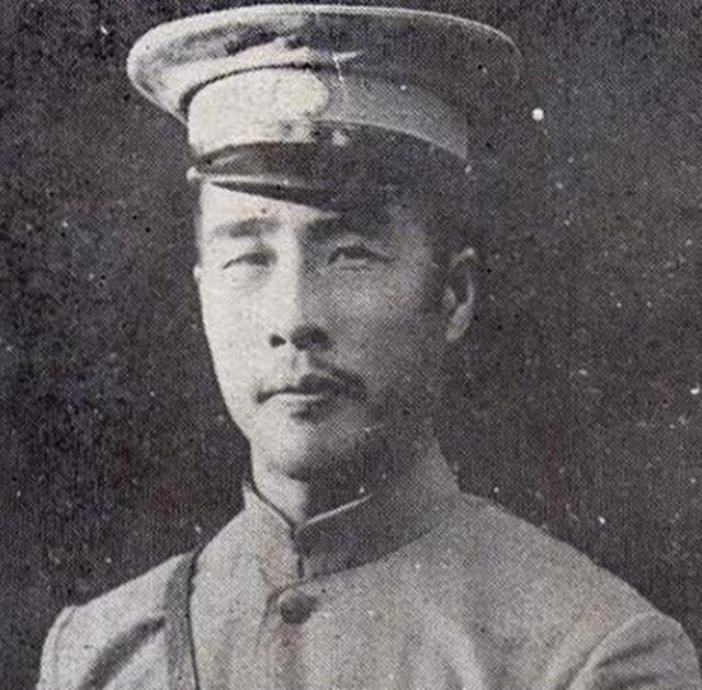 蒋介石怒声质问：“一枪未放，就把济南丢了，这责任谁来承担？”
抗日战争爆发后，韩