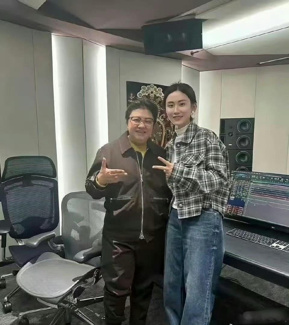 贾玲瘦下来大家都知道，但你们再看看韩红现在的样子！ ​​​
